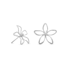 Load image into Gallery viewer, Diamond Cut Flower Post Earrings